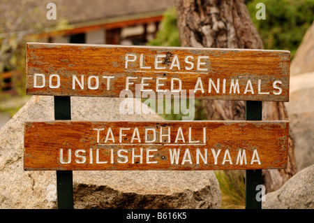 Schild füttern"Bitte nicht Tiere am Seronera Wildlife Lodge, Seronera, Serengeti Nationalpark, Tansania, Afrika" Stockfoto