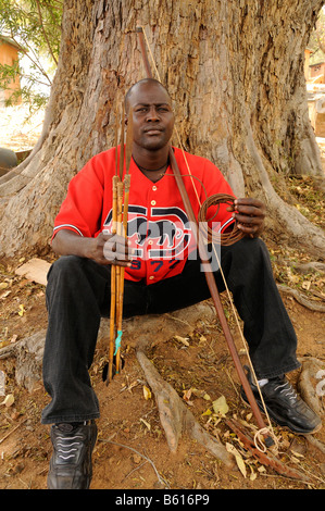 Ranger des Kenya Wildlife Service, Anti-Wilderer-Einheit, mit beschlagnahmten Pfeile, Bögen und Schlingen in der Parkverwaltung in Stockfoto
