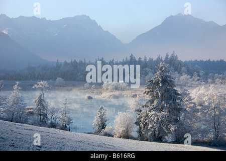 Morgen mit Raureif, Sieben Quellen Quellen vor der Zugspitze Berg, Bayern Stockfoto