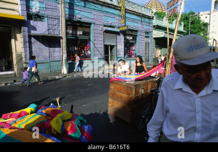 Leben auf der Straße von El Centro Bezirk von San Salvador in El Salvador Stockfoto