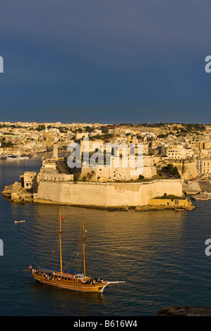 Fort San Angelo, Vittoriosa, The Three Cities von La Valletta Grand Harbour und ein zwei-Mast-Segelschiff, Malta, Europa Stockfoto