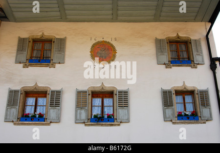 Charakteristisches Haus mit dem Wappen der mittelalterlichen Stadt Gruyères Greyerz, Kanton Freiburg, Schweiz, Europa Stockfoto