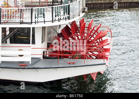 Ein Schuss des Hecks ein Schaufelrad auf der Minne-Ha-Ha an den Docks des Village von Lake George New York. Stockfoto