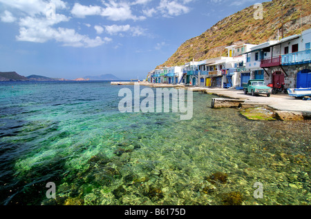 Angeln Dorf Klima mit grünen Meerwasser auf Milos, Kykladen, Griechenland, Europa Stockfoto