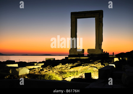 Tor zur Antike, riesige Tür oder Portara von den Apollo-Tempel in der Stadt Naxos, Kykladen, Griechenland, Europa Stockfoto