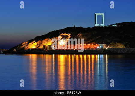 Tor zur Antike, riesige Tür oder Portara von den Apollo-Tempel in der Stadt Naxos, Kykladen, Griechenland, Europa Stockfoto