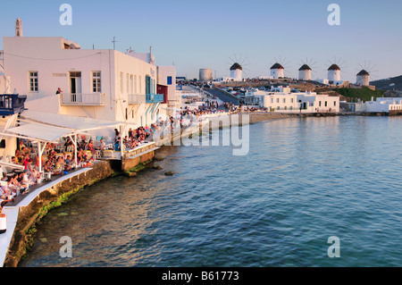 Touristen sitzen in den Restaurants in Little Venice, Windmühlen, Insel Mykonos, Kykladen, Griechenland, Europa Stockfoto