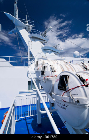 Navigation-Mast des Schiffes Radar, vorne den Behältnissen mit einem aufblasbare Rettungsboote auf der Seite einen Ozean zu unterstützen Stockfoto