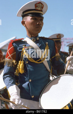 Schlagzeuger mit Trommel aus Indonesien, Mitglied des Naval Marching Band aus KRI Dewaruci (Dewa Ruci) Tall Ship im Besitz von indonesische Marine Stockfoto