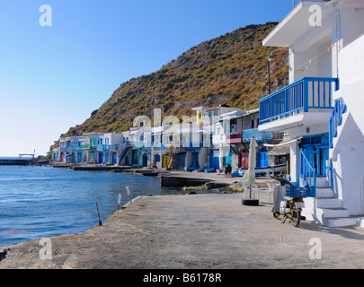 Bunte Häuser neben dem Hafen der Fischerei Dorf von Klima auf Milos Insel, Kykladen, Griechenland, Europa Stockfoto