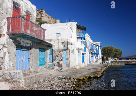 Bunte Häuser neben dem Ozean der Fischerei Dorf von Klima auf Milos Insel, Kykladen, Griechenland, Europa Stockfoto