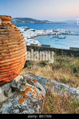 Antike Ton Vase vor dem alten Hafen von Mykonos, Kykladen, Griechenland, Europa Stockfoto