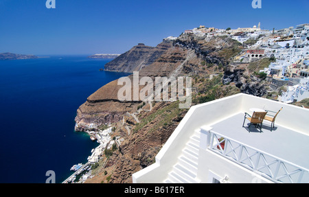 Terrasse eines kleinen Hotels vor der Stadt Thira, Fira, auf den Krater Rand Wth ein Serpentinenweg zum Hafen auf der Stockfoto