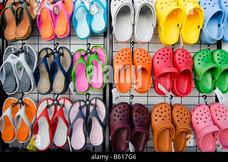 Bunte Sandalen, Crocs, hängend von einem Stand auf einem Verkaufsstand, Griechenland, Europa Stockfoto