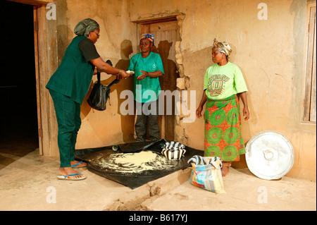 Frauen Vorbereitung Maniok Flocken in Bamenda, Kamerun, Afrika Stockfoto