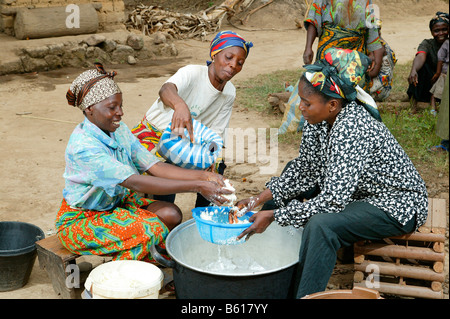 Frauen Vorbereitung Maniok Flocken in Bamenda, Kamerun, Afrika Stockfoto