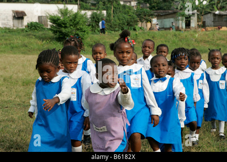 Kinder im Vorschulalter in Uniform am Morgen trainieren, Buea, Kamerun, Afrika Stockfoto