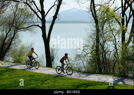 Radfahrer am Chiemsee See, Oberbayern Stockfoto