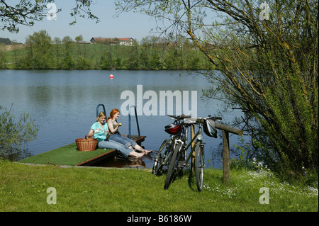 Radfahrer mit einer Pause am Leitgeringer See, Oberbayern Stockfoto
