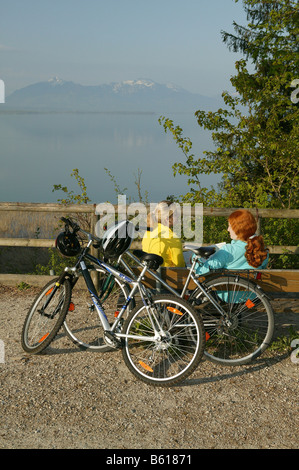 Zwei Radfahrer mit einer Pause am Chiemsee See, Oberbayern Stockfoto