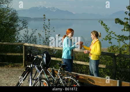 Zwei Radfahrer mit einer Pause am Chiemsee See, Oberbayern Stockfoto
