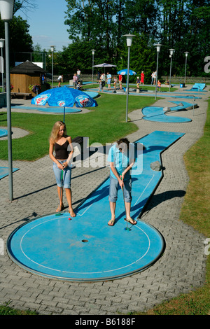 Junges Paar spielen Minigolf, Landkreis Muehldorf, Oberbayern Stockfoto