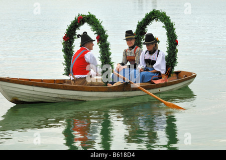 Kirche-Boot mit Leuten, die in traditionellen Kostümen in der Alt-Schliersee Churchday, See Schliersee, Oberbayern Stockfoto