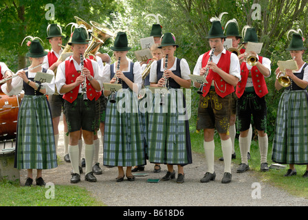 Musiker von der Niklasreuth Brassband tragen Trachten in der Alt-Schliersee-Churchday, See Schliersee Stockfoto