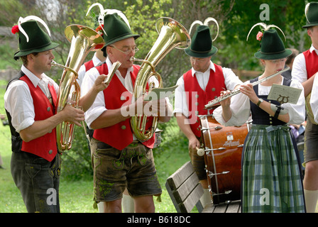 Musiker von der Niklasreuth Brassband tragen Trachten in der Alt-Schliersee-Churchday, See Schliersee Stockfoto