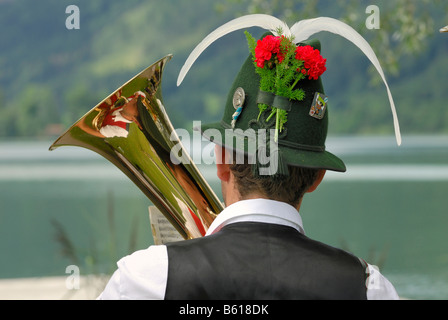 Hornplayer von der Niklasreuth Brassband einen traditionellen Hut an der Alt-Schliersee-Churchday, See Schliersee Stockfoto