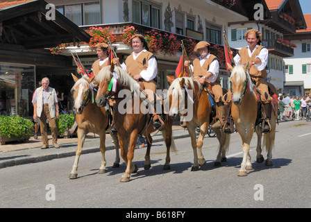 Vier Fanfare Gebläse auf Haflinger Pferden beim Rottacher Rosstag Festival, Rottach-Egern am Tegernsee, Oberbayern Stockfoto