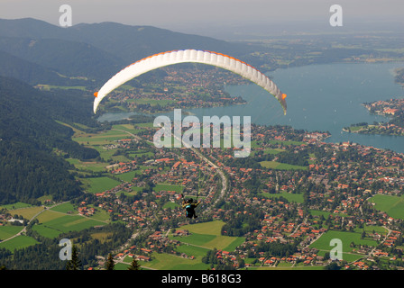 Gleitschirme im Tandemflug über Tegernsee, Oberbayern Stockfoto