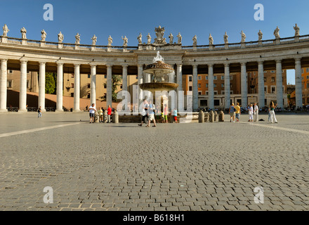 Blick auf den Brunnen auf dem Petersplatz, Piazza San Pietro, von Carlo Maderno, im Abendlicht, Vatikan, Europa. Stockfoto