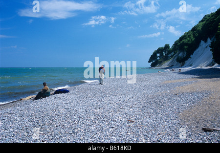 Touristen am Ostseestrand unten Kreidefelsen, in der Nähe von Koenigstuhl, Nationalpark Jasmund, Rugia, Ostsee Stockfoto