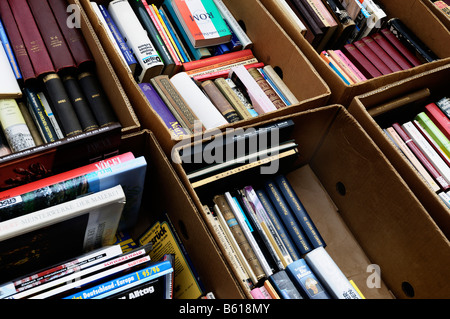 Alte Bücher in Kartons, second-hand Büchermarkt, Flohmarkt Stockfoto