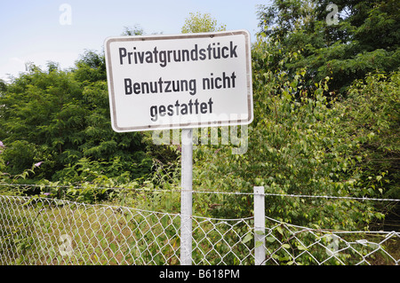 Schild ein abgeschlossenen verwilderten Grundstück, privates Eigentum-Verwendung ist nicht gestattet. Stockfoto