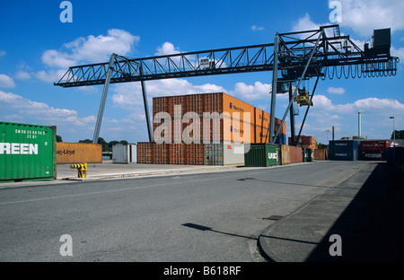 Containerumschlag, Container-Portalkran über gestapelte Container verschieben Stockfoto