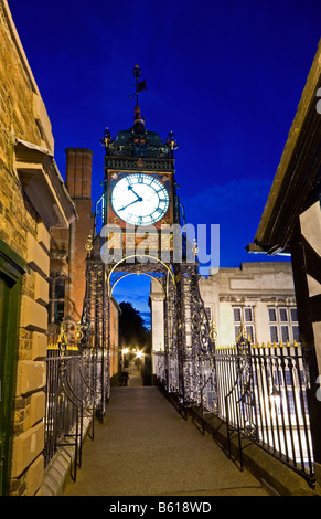 Die viktorianischen Eastgate Uhr nachts auf die römische Stadt Wände, Chester, Cheshire, England, Vereinigtes Königreich Stockfoto