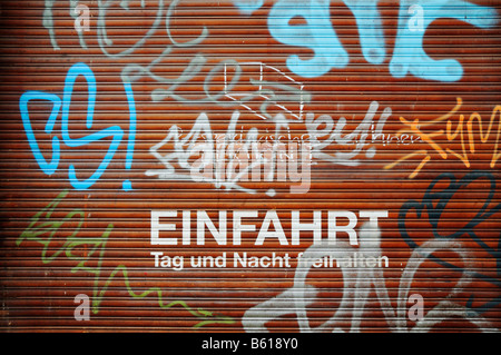 Rollladen, halten Sie kostenlos Tag und Nacht, graffiti Stockfoto