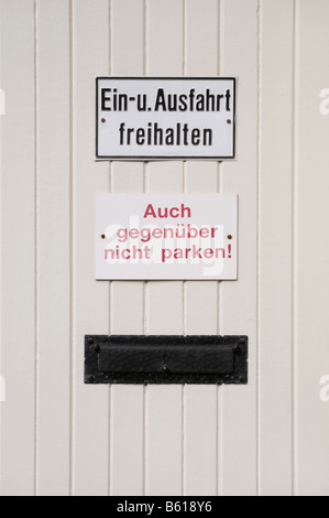 Tor eine Auffahrt, Briefkasten und Schilder mit der Aufschrift halten Eingang und Ausfahrt Cear, Parke nicht gegenüber Stockfoto