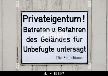 Melden Sie sich vom Eigentümer, Privateigentum, Eintritt für unbefugte Personen nicht zulässig Stockfoto