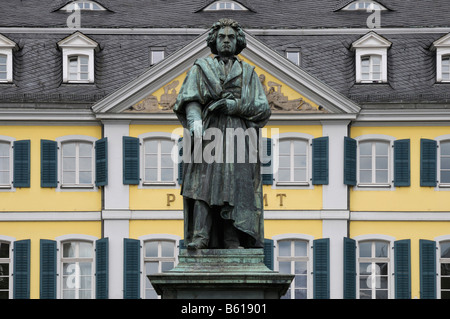 Beethoven-Denkmal vor dem Postamt am Muensterplatz Square, Bonn, Nordrhein-Westfalen Stockfoto