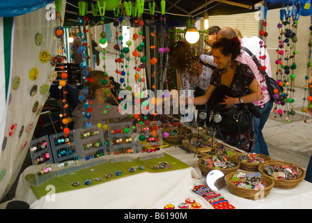 Marktständen verkaufen Schmuck und Schmuck vor Santa Caterina Markt in Sant Pere Distict von Barcelona Europa Spanien Stockfoto