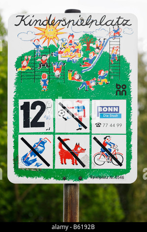 Schild mit Piktogrammen, Kinderspielplatz, ab dem Alter von 12, kein Fußball, keine Glasflaschen, keine Hunde, keine Radfahren Stockfoto