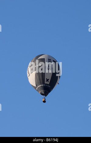 Schwarz / weiß angebunden oder Gefangenschaft Heißluftballon vor blauem Himmel Stockfoto