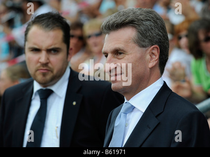 Guenther H. Oettinger, Premier des Landes Baden-Württemberg, Deutschland, neben Sicherheitspersonal Stockfoto