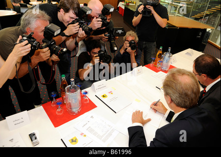 Dr. Wolfgang Schuster, Bürgermeister von Stuttgart, und Erwin Staudt, Präsident des VfB Stuttgart, umgeben von Pressefotografen Stockfoto