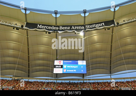 Twilight-Exposition der Dachkonstruktion mit Anzeigetafel im Fußballstadion Mercedes-Benz Arena Stuttgart Stockfoto