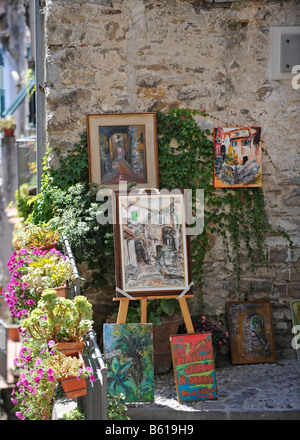 Gemälde ausgestellt außerhalb einer Galerie in Dolceacqua, Ligurien, Riviera dei Fiori, Italien, Europa Stockfoto
