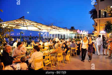 Alassio Fußgänger Zone und Restaurants, Nacht Foto Riviera dei Fiori, Ligurien, Italien, Europa Stockfoto
